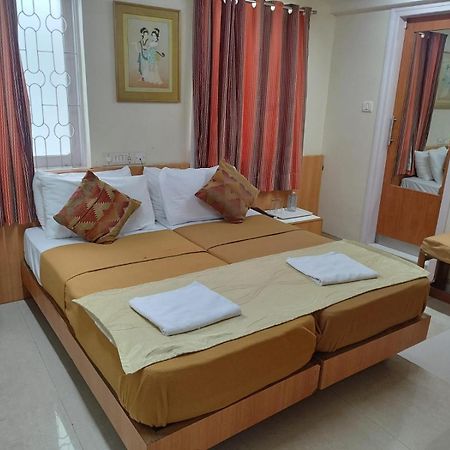 Empire Hotel Mumbai Bagian luar foto