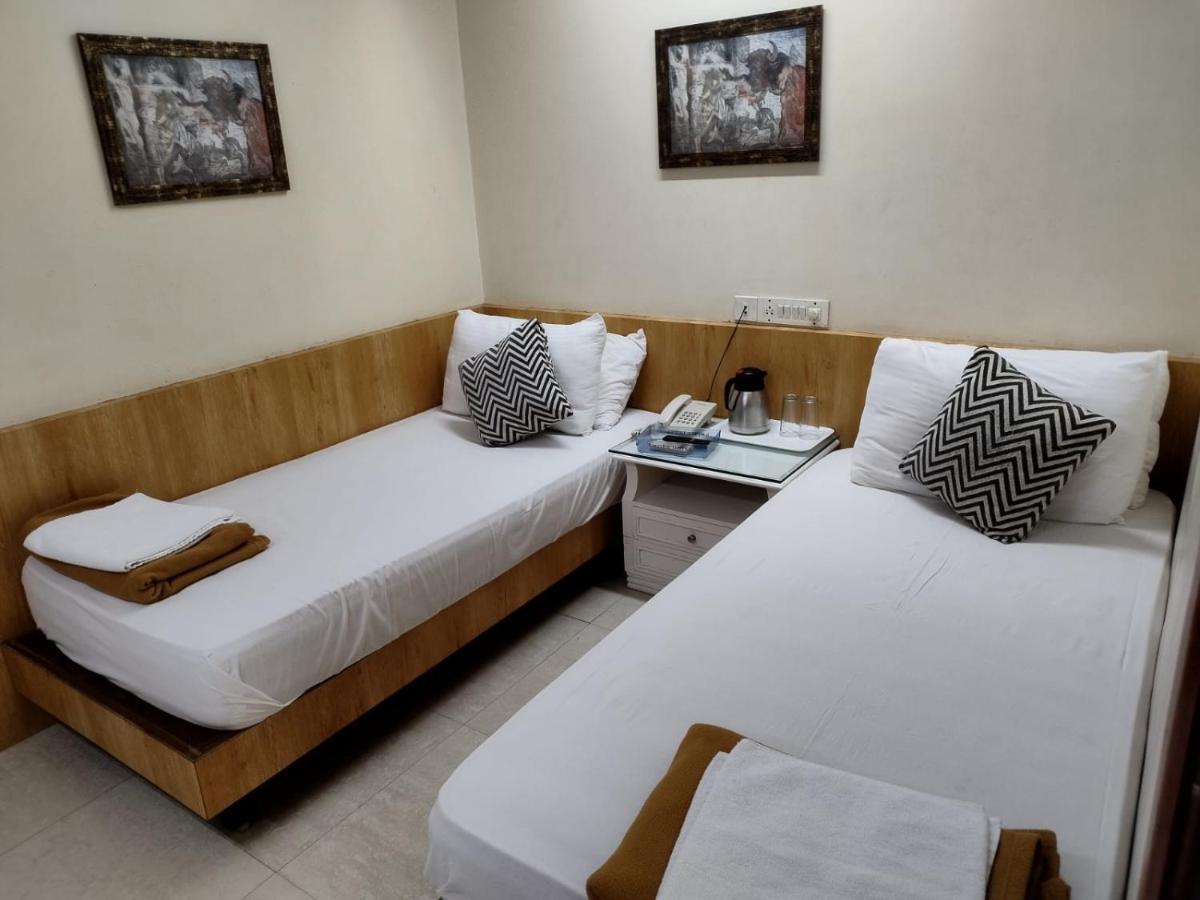 Empire Hotel Mumbai Bagian luar foto