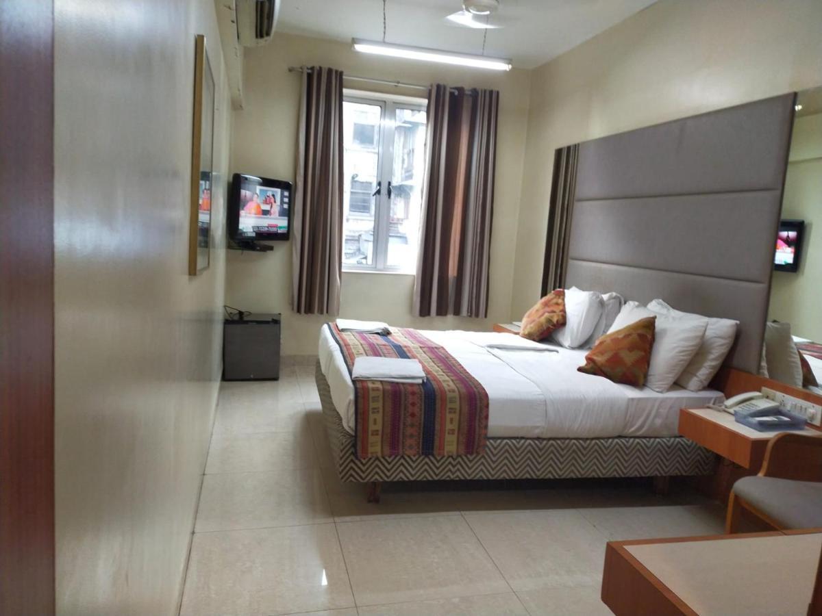 Empire Hotel Mumbai Bagian luar foto