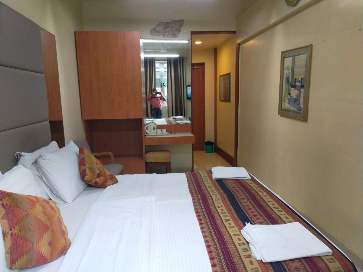 Empire Hotel Mumbai Bagian luar foto