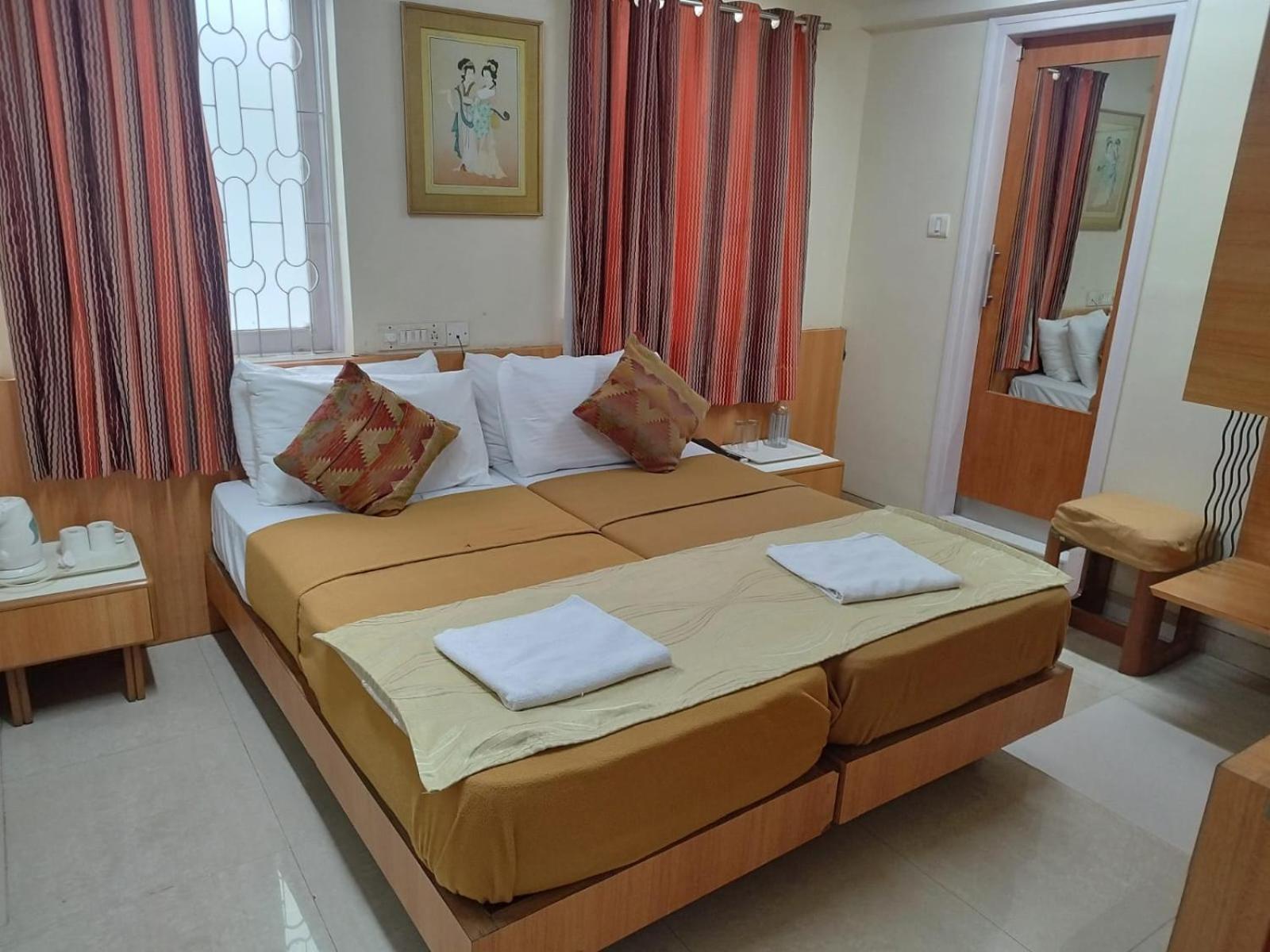 Empire Hotel Mumbai Bagian luar foto